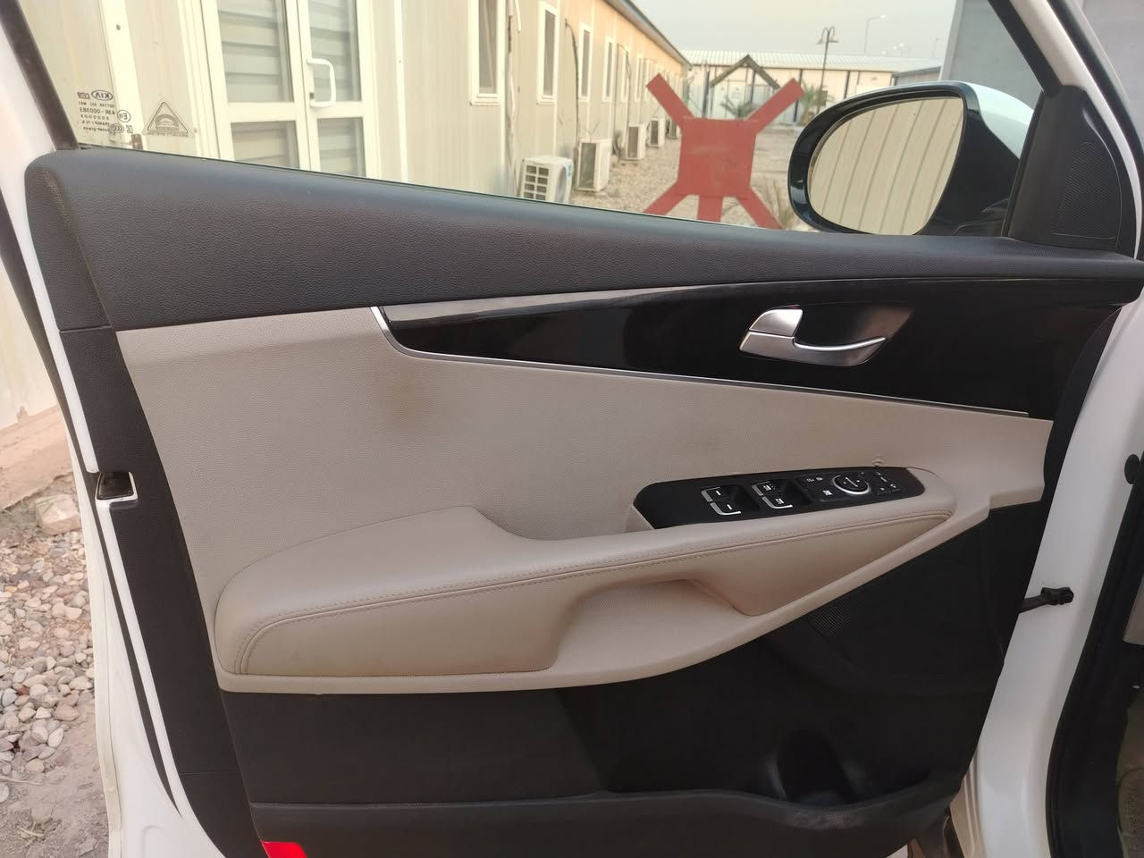 سورنتو موديل ٢٠١٥ الشكل الجديد رقم بغداد الدولي فول الفول ما عدا البانوراما ماشية ٨٠ الف كم حقيقي كشنات كهربائية.. كشنات تدفئة وتبريد..كشنات جلد لونين.. دفع رباعي.. شاشة كبيرة.. ستة سلندر.. ٧ راكب.. بردات خلفية... نظيفة جدا... مكفولة كفالة عامة من الصبغ والبارد ماعدا بارد في أسفل الباب الخلفي جهة الصدر.. السيارة بأسمي شرط التحويل.. باتري جديد.. بالحقيقة احلى من الصور.. رايدها ٢١٥ وبيها مجال للشراي.. للاستفسار *********** ابو مرام
*********** السيارة موجودة في بغداد او الصويرة.
