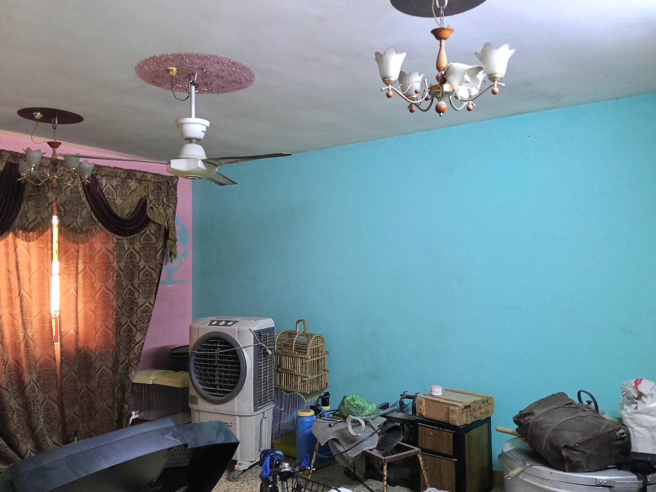 السلام عليكم دار للبيع طابو صرف مساحه 211 يحتوي على استقبال وصاله واربع غرف نوم وسويت 60 مترمعةالخدمات وكراج وثلاث حمامات بدايه شارع 70 الشارع الخدمي بين شارع 70 وشارع الجامع اول فرع على يمنا البيت سدد فرع  الاستفسار الاتصال ***********