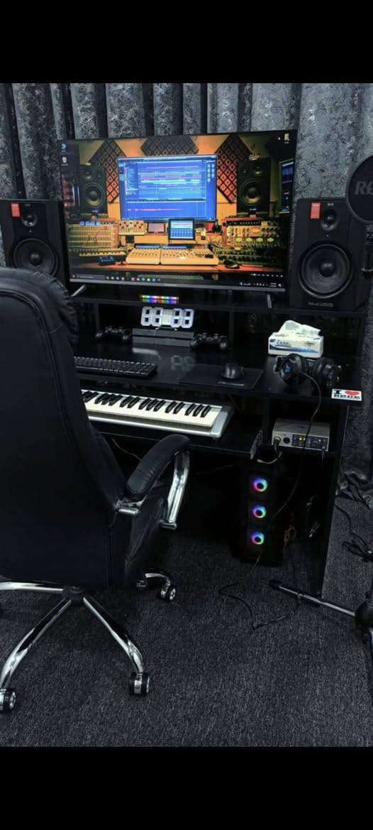 1-السبيكرات ام اوديو حجم 8 انج
2-كارت الصوت  ڤولت 2 من شركة uad 
3-المايك  رود nt1a الاصلي   
4-المدي ام اوديو 4 اوكتاف
  
5-الحاسبة مواصفات عالي وخاصة بتسجيل والتوزيع وبيها مكاتب وفلاتر احترافية 
6-استاند المايك   
7-الماوس بلوتوث والكيبورد بلوتوث والشاشة واليوبي اس  وموصلات السبيكرات كلهن 
8-الميز والكرسي 

9-مواصفات الحاسبة
i5 9400f 
Ram 16 2×8
Gtx 1660 super 
Ssd 1 t m.2
*********** للتواصل
