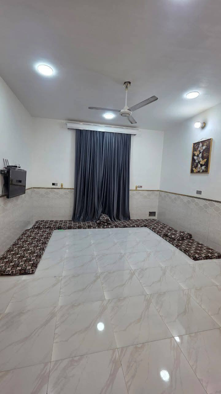 سلام عليكم بيت للبيع
مكونات البيت 
5 غرف كبار 
3غرف فوك 
2جوه 
مطبخ 6.45 حار بارد
ديوانيه 7.45
صالة 6.4 
مناور بلكونات 
شغل كله درجة اوله واجهيه حجر ومرمر 
مساحة البيت 280 متر 
منطقه هادئة 
موقع البيت  التاميم قرب عدادية الصناعة الشارع 10 
سنة البناء 2024 بيت جاهز للسكن
