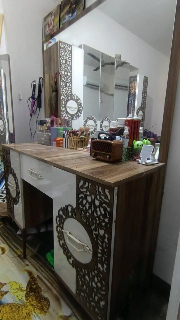 غرفه 8قطع تركي بيبان نضافه 90 بل ميه سعر الغرفه 650وبيه مجال اتصل ***********
