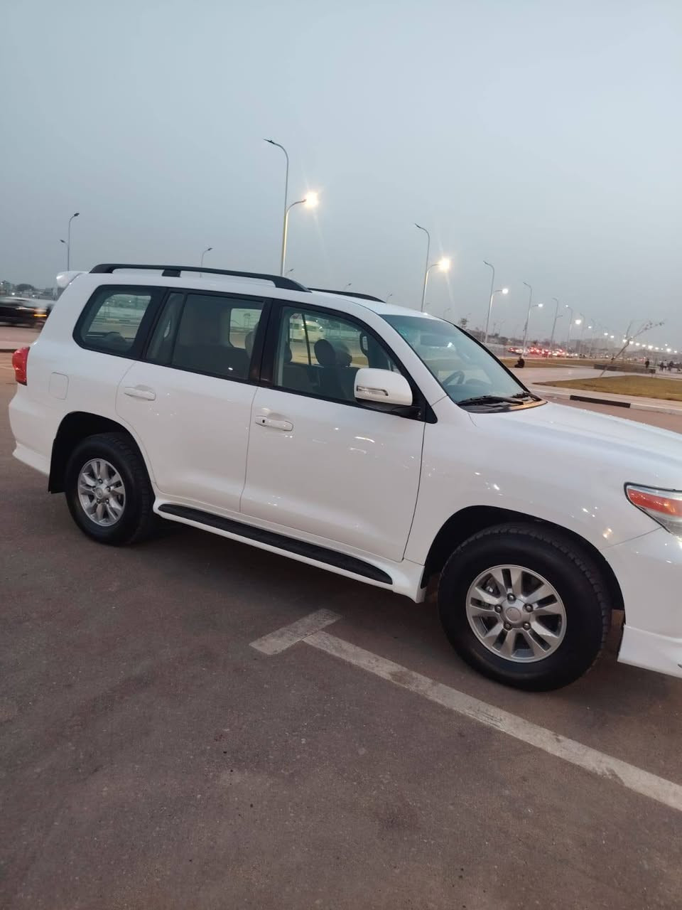 اللهم صل على محمد وال محمد
سيارة كلش نظيفة 
لاندكروز2013🤍 ..... 
رقم بصره  سيارة كلش نظيفة 
كفااااالة عااااامه من كلشي 
فول مواصفات V6 
بصمة فتحه سقف 
3 قطع تبريد 
7 راكب

شاشة كامرا خلفي امامي
سعر 350$ بيها مجال قليل
مكان سيارة البصره القبله📍رقم صاحب السياره ***********
