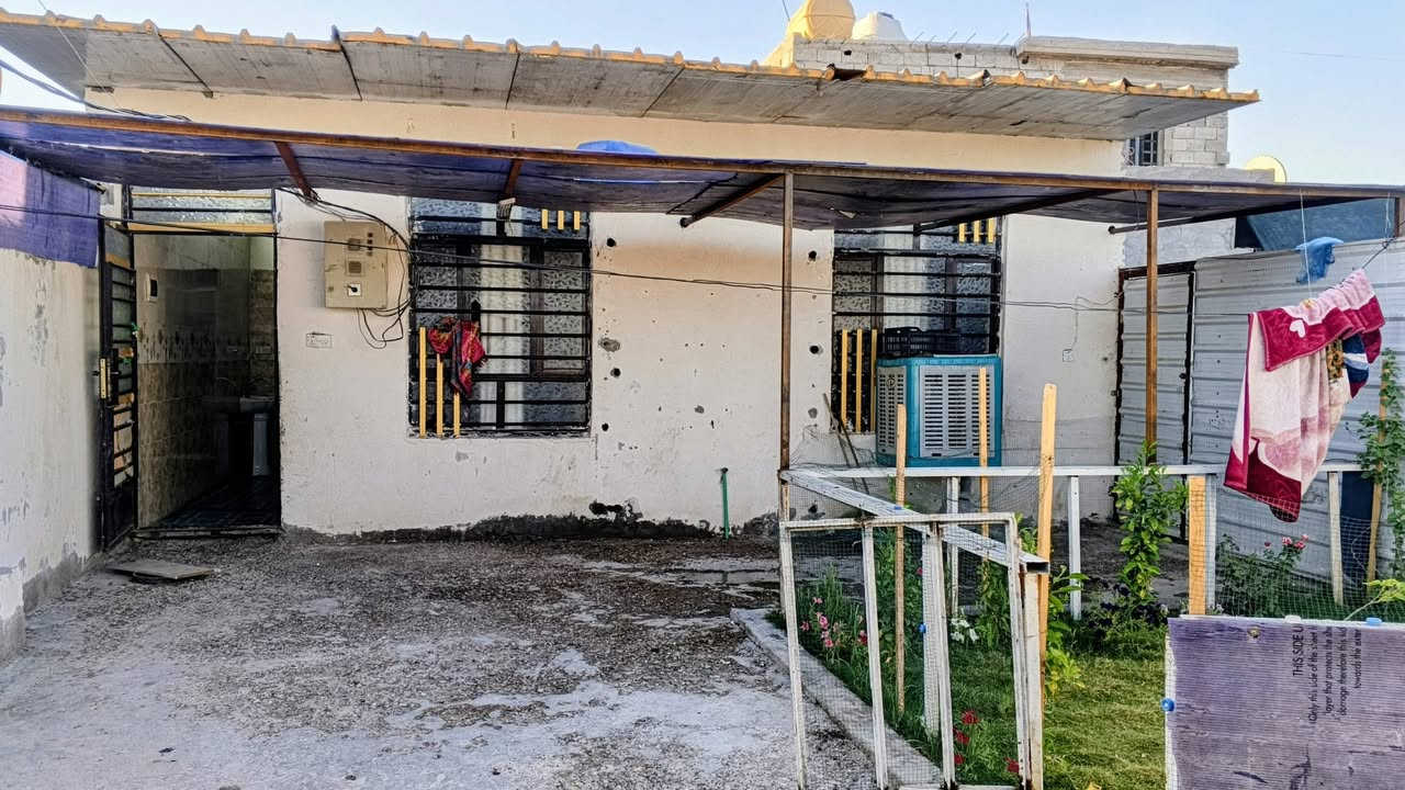 سلام عليكم دار للبيع في منطقة الاصلاح خلف حسينية الرسول الاكرم المساحة 140 متر يحتوي على هول ومطبخ وغرفة وحمام وكراج وحديقة ***********
