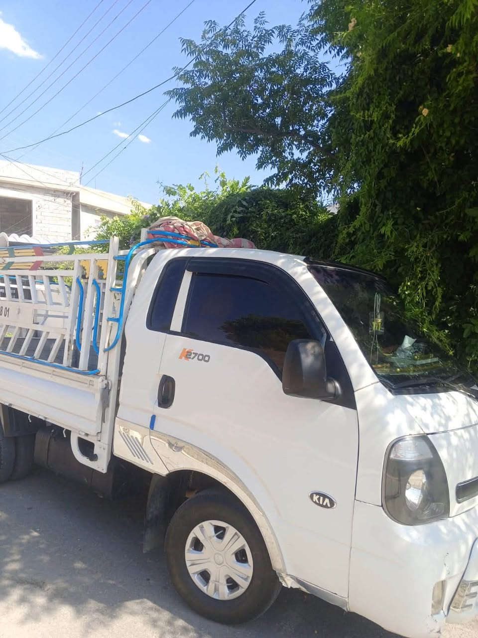 کیایە 2700مودیلی 2013رقم جنوب  گیر مەکینە شاسی بەشەرت هەردوو دەرکە سوبخ بەبی ژۆری تایەکانئ نوێیە 

***********
