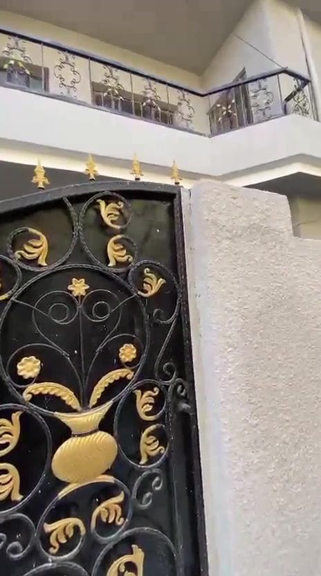 بيت للبيع عنوانه مربع الذهبي سبع أبكار داخل قيصريه قرب الوقف السني الجه المقابله وليس جه الوقف الارض زراعي صح بس ملك أهالي مو دوله سند خمسه وعشرين وفارغ البيت من كل الأثاث  سعره 250 وبي مجال
: السند باسمي يعني مباشر مني للمشتري ماكو وسيط والسند مساحه ٨١ واخذو منه الشارع متر ونص بقت ٧٤  البناء واهم شي الواجه تسعه والنزال تسعه
