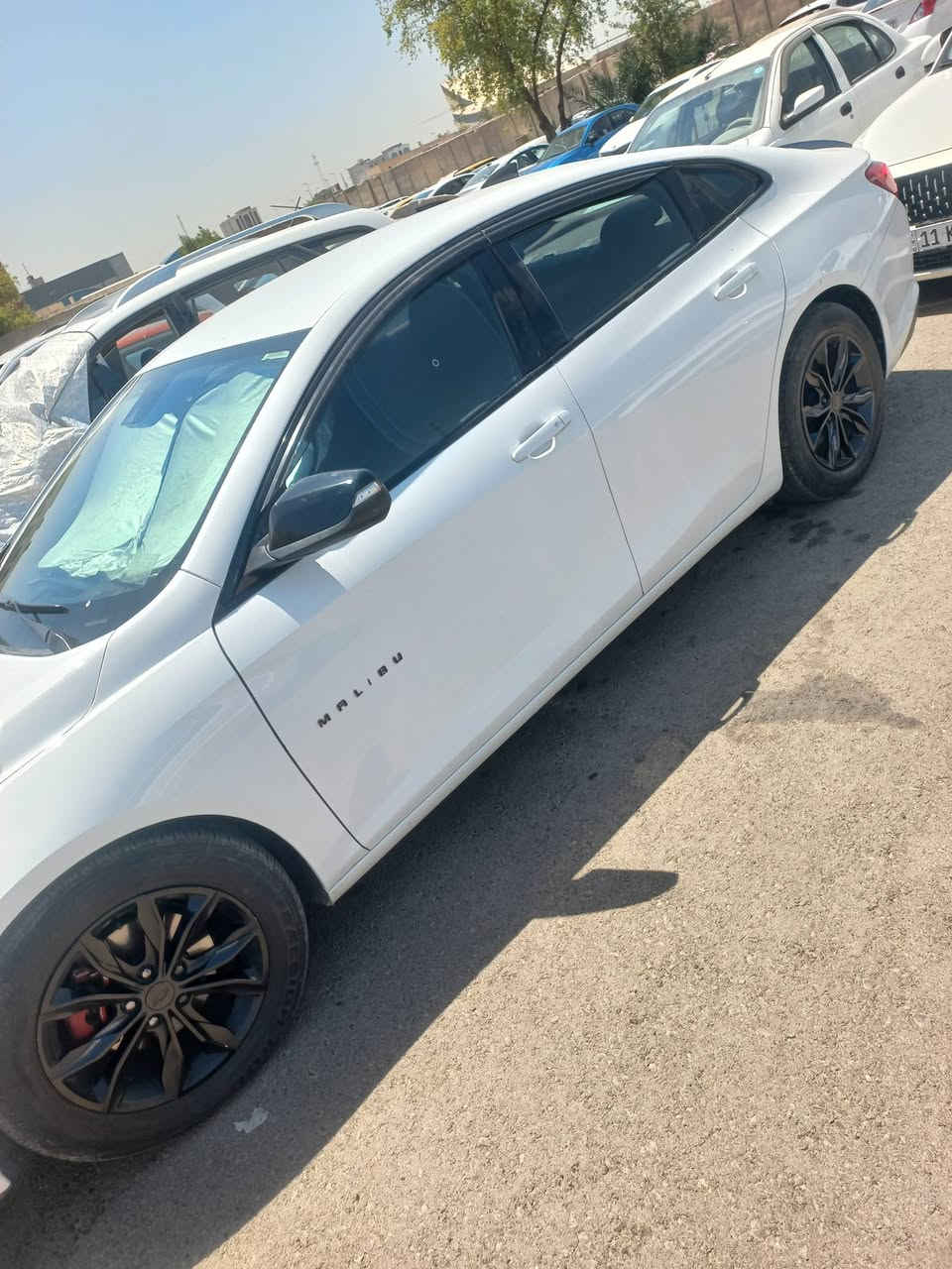 السلام عليكم ماليبو ٢٠١٩ لون ابيض رقم بغداد بأسمي رقم جديد مكينه ١٥٠٠ تيربو حادثه جاملغ واحد صوؤ الحادث مرفقه مواصفاته :
حساسات
 كامره دواره تدعم كاربلي
 كراسي كهرباء 
رادار   
تحديد مسار 
نقطه عمياء 
كروس قفل السرعة
بصمه 
بصمه ابواب + بصمة جنطه 
دواخل لونين ابيض واسود 
السعر ١٠٥ وبيه مجال حق الجيه 
*********** بغداد الكرخ ابو احمد
