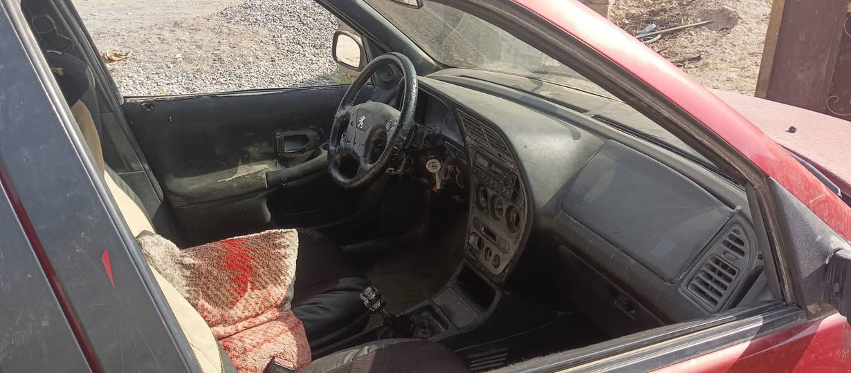 السلام عليكم بيجو البيع موديل الفين واثنين محرك وكير  شرط سعر 15وبيه مجال***********
