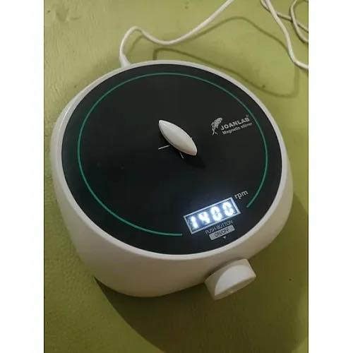 خلاط مغناطيسي يفيد المحتبرات 
قيم واخذه ويوجد توصيل 
***********
