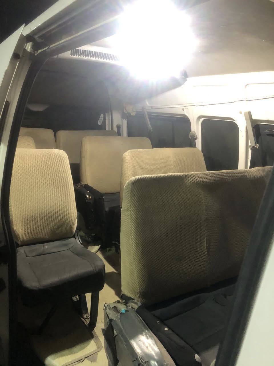 السلام عليكم سياره موديل 15مكينه وكير واكسل خير من الله المكينه صار 10ايام شادهه  تبريد شغال بيهه منظومه غاز 60 محوره 18مقعد  السياره جاهزه صاحبهه يريد تحويل مطلوبه غرامه15ورقه مكاني بغداد الزعفرانيه السعر  90ورقه بيع مستعجل الرقم ***********  مكفوله من ضربه وصبغ بس بيهه طخات على البارد
