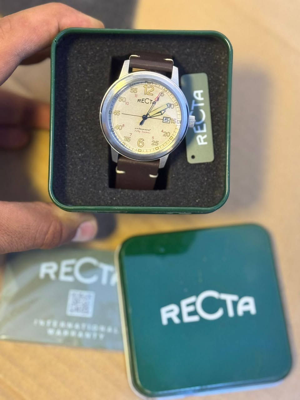 RECTA 
مكينه ياباني مع تاريخ اضاءة ياباني على مؤشرات العقارب عدسة معدنية طلاء بالياقوت  بوكس ستالنس ستيل سير جلد طبيعي  وزن ساعة 80 غرام سعر الموقع 230$ بس هنا يمكم شتوصل تنباع ✅


**إذا كنت صاحب هذا الإعلان وتريد حذفه لأي سبب، رجاءا أرسل رسالة إلى الدعم الفني**