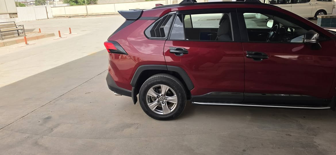 سلام عليكم 
RAV4 XLE  موديل 2023
لون احمر
حادثها جاملغ وشبر من بنيد
جميع الايرباگ سليمات 
مواصفات xle  معروفة 
سيارة  كلش جديدةشبه ماشية ٦٤ الف
 موجودة في بغداد
السعر  ٢٤ والتفاصيل التواصل 
***********  يوجد واتساب
