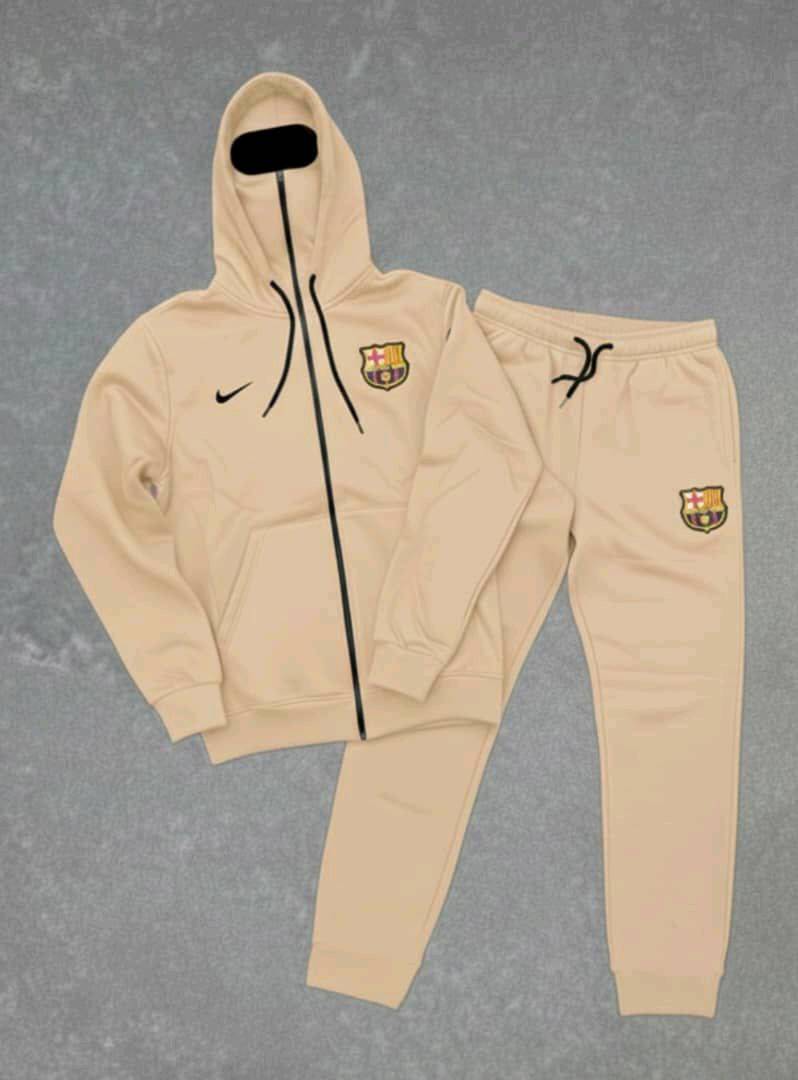 معروض للبيع: تراكات رياضية بماركة نادي برشلونة. تتوفر أطقم بثلاثة ألوان: أخضر زيتوني، بيج، وأزرق داكن. مثالية لعشاق النادي، الخامة جودة عالية ومريحة جداً للاستخدام اليومي أو أثناء التمارين. متوفرة بمقاسات متنوعة تناسب جميع الأذواق. لمزيد من التفاصيل أو الطلب، لا تتردد بالتواصل معي.