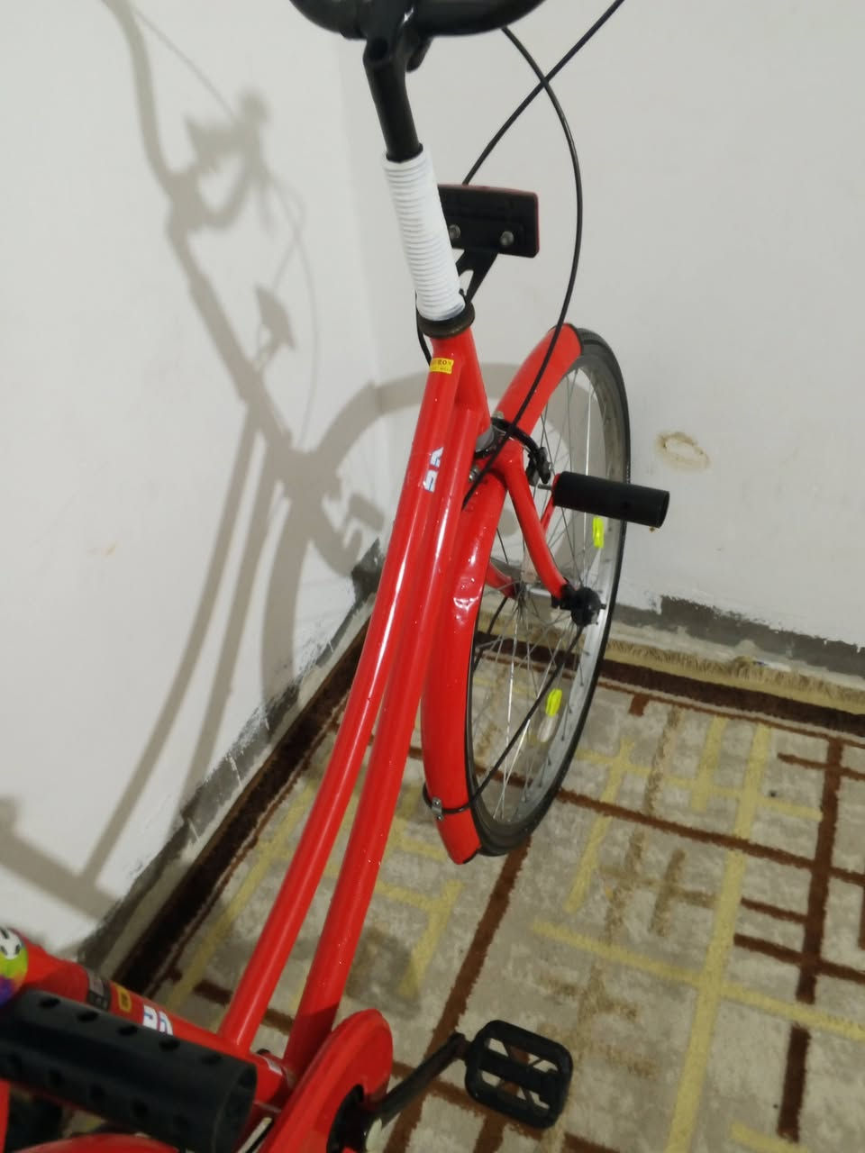 سلام عليكم بايسكل للبيع موديل 17 بايسكل نضيف سعره 160 وبي مجال مكاني صناعيه حمدان مقابيله رقم هاتف ***********
