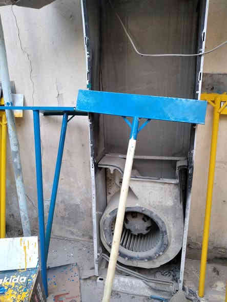 متوفر قاشطة الطين وجرافة الاسمنت كميات للبيع لاصحاب المحلات  بابل حي الامام علي ***********
