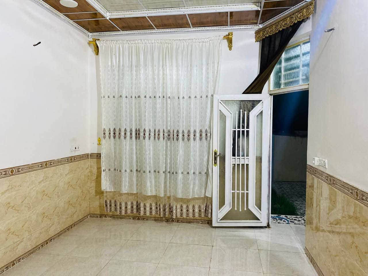 🏡 بيت للبيع

📍 الموقع: نهاية حي الشرطة – آخر فرعين، يم العويسات، فرع مُبلّط.

📐 المساحة: 180 متر.

✨ مواصفات البيت:

* غرفتا نوم.
* استقبال.
* مطبخ.
* بيتونة.
* حزام سيراميك في الاستقبال والمطبخ فقط.
* أرضية البيت كاملة سيراميك.
* سقف ثانوي.
* جميع الخدمات متوفرة.
* البيت مرتب وجاهز للسكن ولا يحتاج أي مصروف.

💰 السعر: 65 مليون دينار وبي مجال للتفاوض.

📞 للاستفسار:
***********
***********
📲 اتصال وواتساب متوفر
