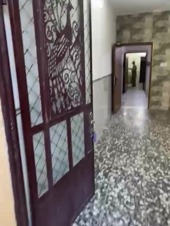 السلام عليكم بيت للإيجار مكانه النعيرية قرب موكب سفن النجاة و بي ممرين ما مصورهن من الطرمة للمطبخ و ممر ثاني للاستقبال للاستفسار مكتب البراق للعقار ***********
