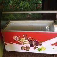 عارضة ايس كريم تركية السعر 650 الف وعارضة عمودية 150 وميز المنيوم مطعم...