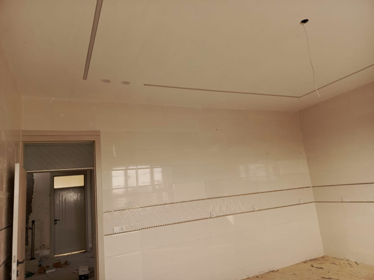 بسم الله الرحمن الرحيم. 
مكلف بالنشر.. 
دار سكني بناء جديد غير مسكون فيه طابو صرف في خانقين ملكشاه. 200 م يحتوي على استقبال ومطبخ وصاله وغرفتين نوم وبئر ماء وموقع جيد جدا وواجهة فرع. السعر 55 مليون ومجال قليل. وبالنقدوالقسط ***********
