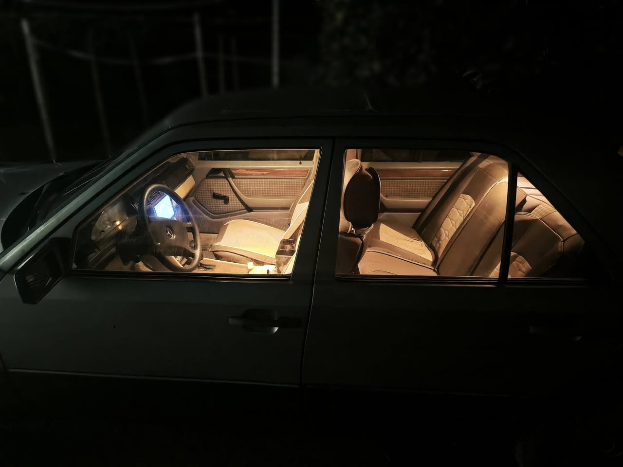 السلام عليڪم 
مارسدس دب موديل 1988

رقم صلاح الدين انكليزي بإسمي 

هزة جديدة سنوية جديدة للـ 2031

حدادية جديدة

غرفة نظيفة

مكينة بطة 2500 حصان مكفولة من التبخير والتنقيص

الڰير ممتاز

الكهربائيات شغالة 

سعرها43 ورقة وبيهة مجال للـ جادين فقط

مكانها [صلاح الدين - سامراء] 

للتواصل 

***********
