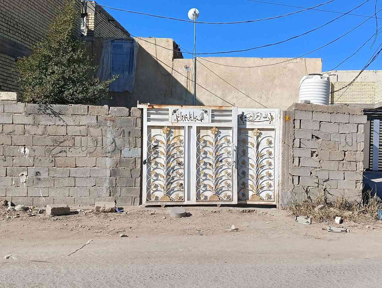 سلام عليكم  
دار للبيع مفرق السده شارع سيد براهيم قرب مخبز بغداد 

مكون من غرفتين وصاله كبيره  متوفر فيه  جميع الخدمات 

كهرباء ماء خط ذهبي  للعلم حاليا مأ جر سعر الايجار 200 شهريا. السعر 27 وبي مجال 

***********
