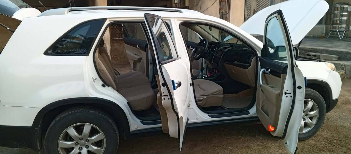 السلام عليكم كيا سورنتو موديل 13 خليجي كفاله لا ضربه ولا صبغ رقم انكليزي بغداد محرك حاويه قبل 4 ايام شاده جاهزه بس التبريد من شديت المحرك راح الغاز  السعر 158المكان بغداد اليوسفيه ***********
***********
