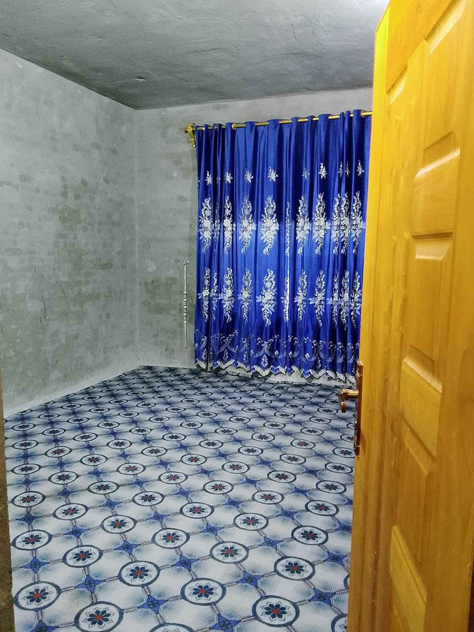 سلام عليكم بيت في حي لحكيم للبيع مساحة لبيت 612متر يحتوي 
على ستقبال 12×5
مطبخ 7×4
مدخل صاله 10×275
صاله 12×5
ثلاث غرف نوم 4×5  
البيت كل طابوك بس سياج لخارجي بلوك 
سقف صب كونكريت 
ترك داير مايدور لبيت عرض 2 متر
رقم ***********
