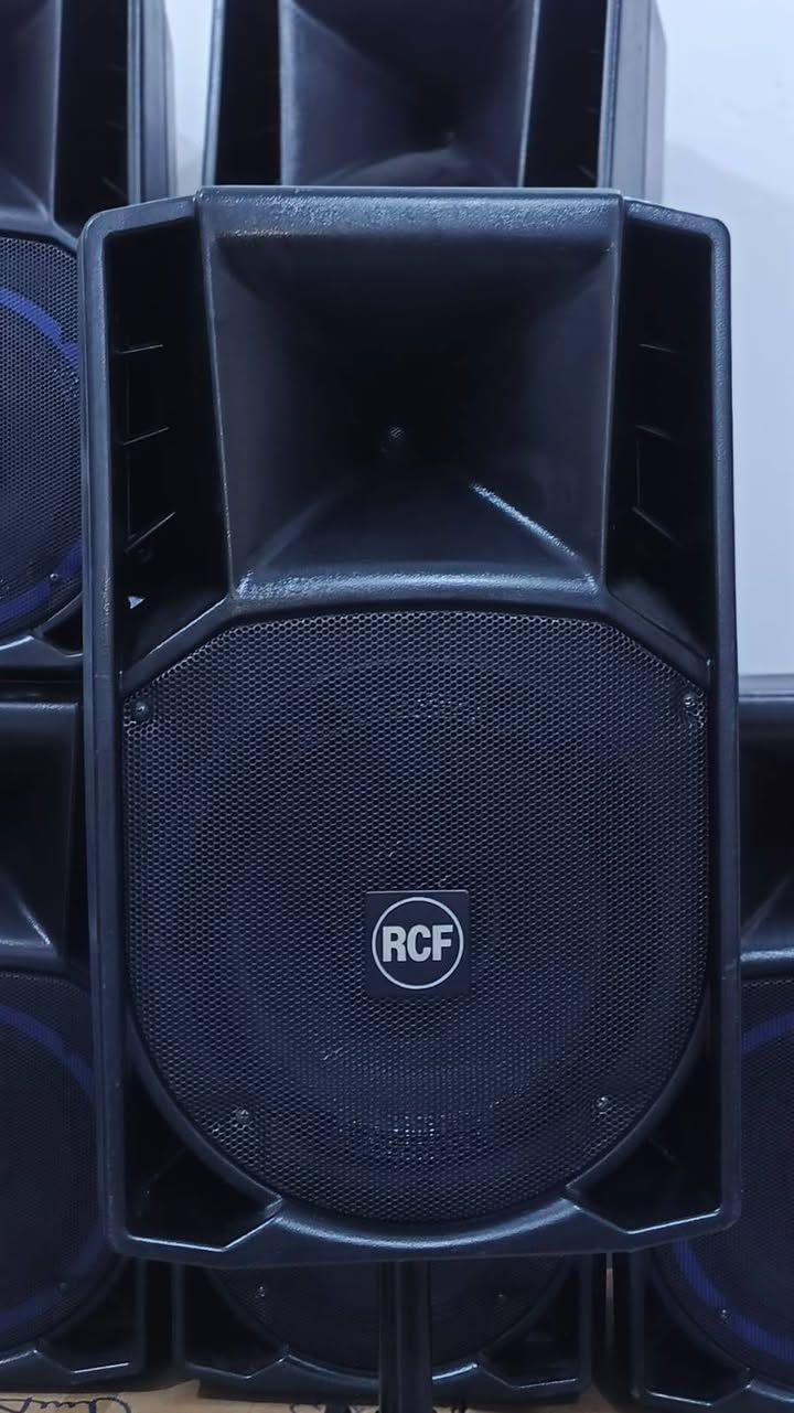 سلام عليكم زوج سماعات للبيع حجم 12 انج كفر جامبو استخدام بسيط عنواني كوت نعمانيه اتصال ***********
