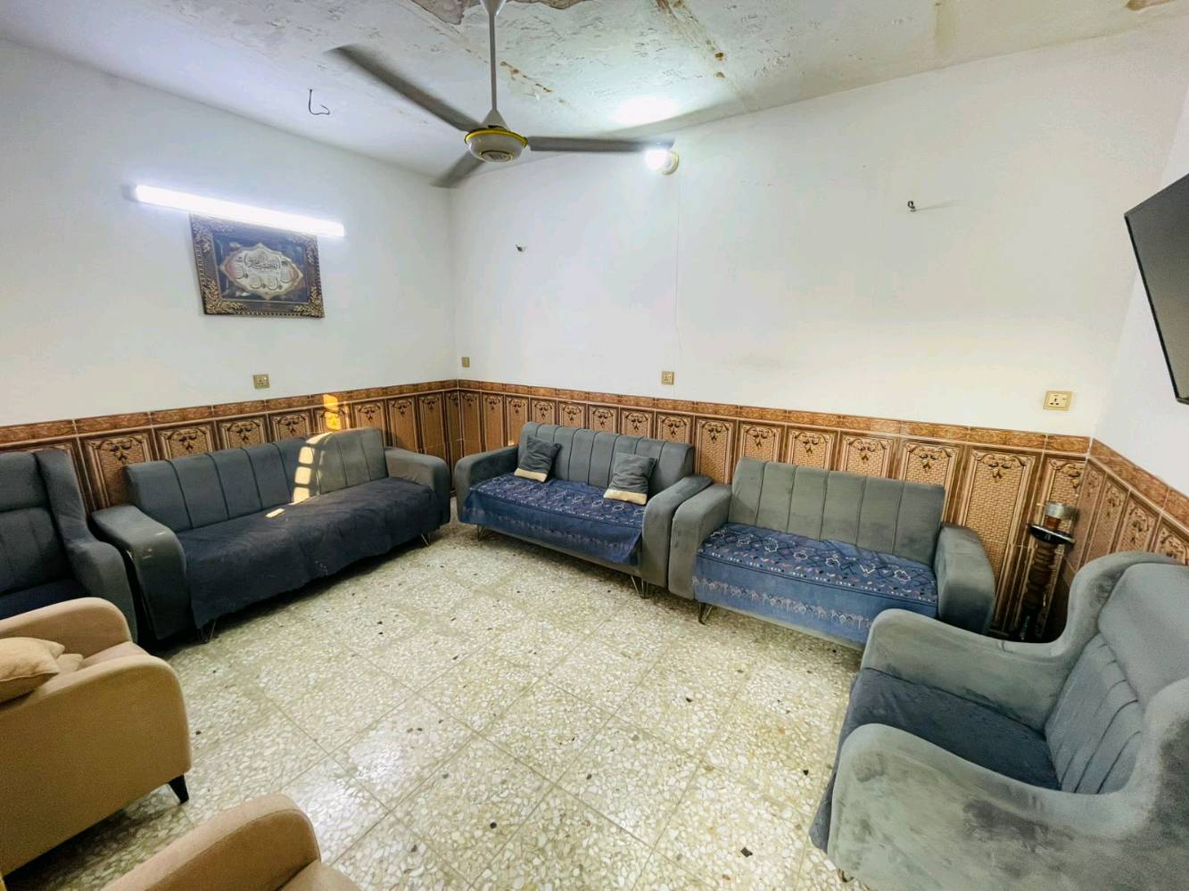 السلام عليكم تخم للبيع ١٠ مقاعد لون رصاصي تكمه 200 وبي مجال (ملاحضه التخم بي ضرر بسيط)