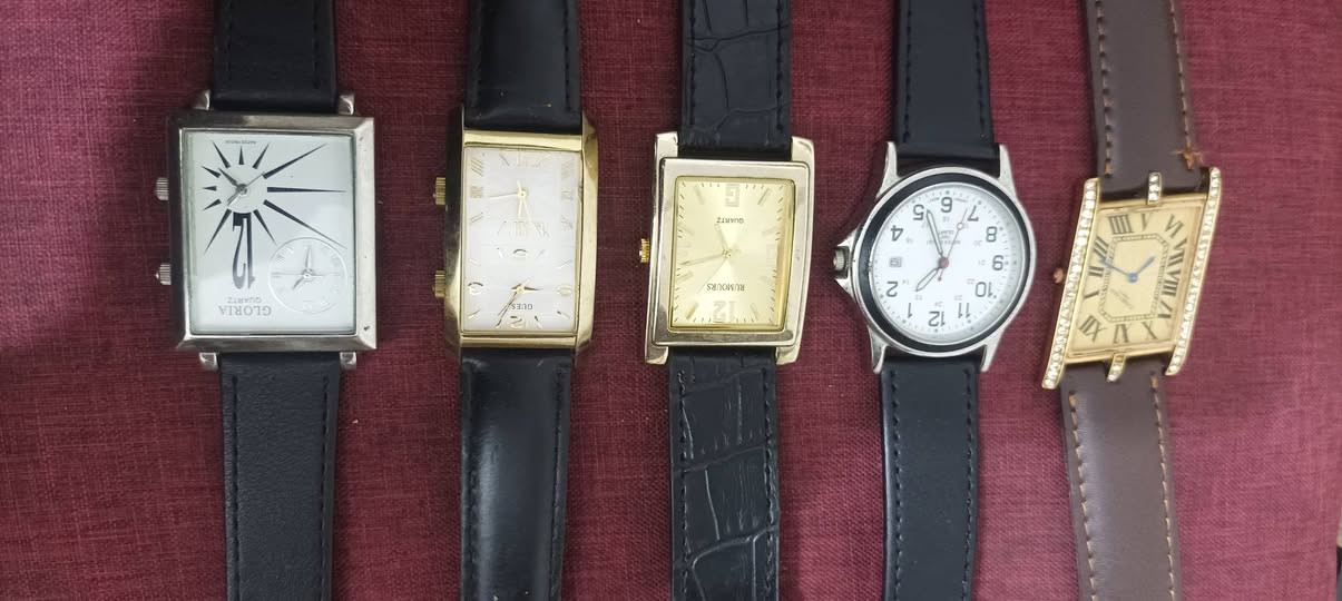 سلام عليكم ساعات قديمه سعر القطعه 30 يوجد توصيل  ***********
