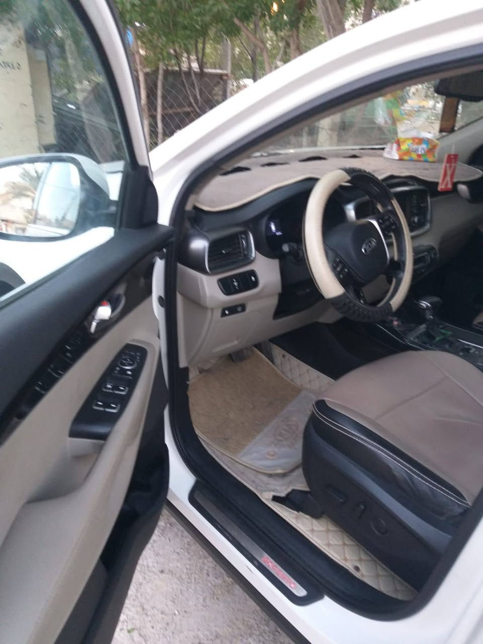 السلام عليكم سورنتو موديل ٢٠١٩ خليجي 
ماشية ٨٥ الف 
6 سلندر 
محرك 3600
كاميرا خلفية 
كشنين كهرباء 
السونار موجود 
ما بيها اي طخة
السعر ٢٥٨  او بيها مجال***********
