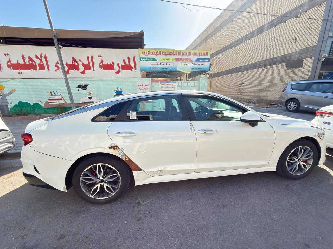 السلام عليكم
كي 5 موديل 20  رقم بغداد
وارد كوري بانزين فقط
مكينه 2500 دوش المرغوب
صدر جديد مكينه كير مكفول
السياره بيها 5 قطع موجود سونار
ماشيه 90 الف
السياره فول مواصفات عدا الفتحه
السعر 138 ورقه او بي مجال قليل
مكاني الكاظميه ***********
