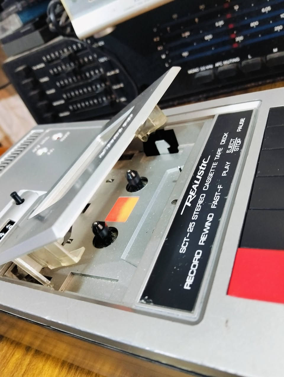 مسجل كاسيت دك ماركة رلستك
الامريكي REALISTIC  تاريخ الصناعه 1982
جهاز بلادي غير داخل تصليح 
صوت دك يختلف عن باقي مشغلات الكاسيت 
بنقاء الصوت والمتانه الجهاز عداد كاسيت شغال 
يوجد فديو بالمنشور يوضح التشغيل 
للحجز المراسله على الخاص


**إذا كنت صاحب هذا الإعلان وتريد حذفه لأي سبب، رجاءا أرسل رسالة إلى الدعم الفني**