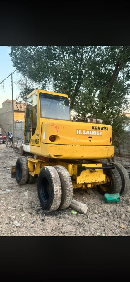 سلام عليكم للبيع حفاره كوماتسو مديل 2002 رقم سليمانيه محرك مضخه مامفتوح. مىسسه نقار كماشه تخم تاير جديد مكينه جاهزه للعمل الاتصال ‭***********
