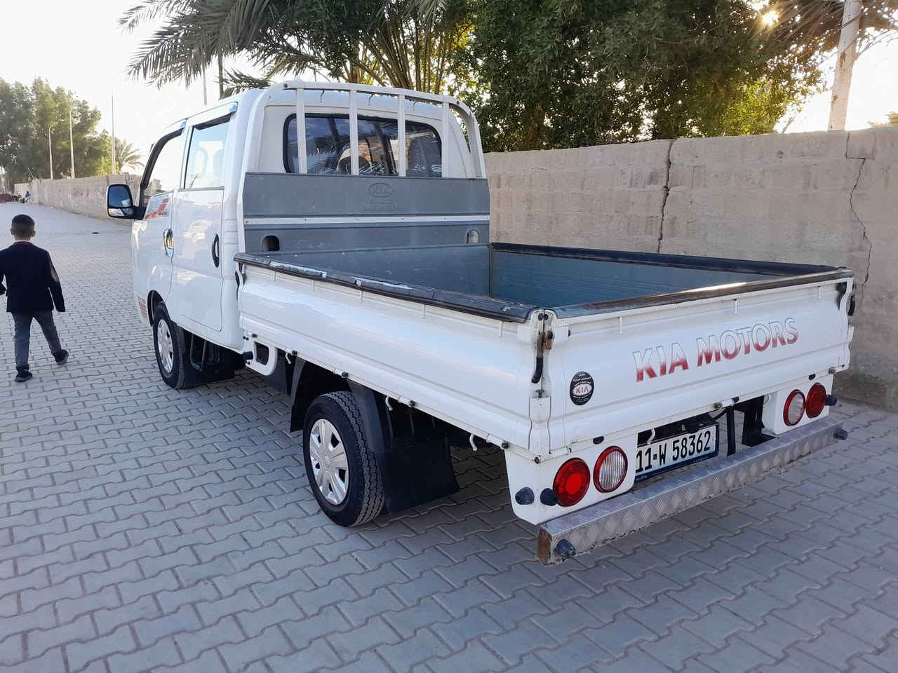 للبيع كيه عموشه دبل قماره موديل ٢٠١٥ رقم بغداد انكليزي سياره جديده بمعنى الكلمه ماشيه ١٣٠ الف حقيقي استخدام شخصي ماشايله حمل ابد كير ومحرك واكسل وتخم تاير كله جديد تبريد ثلج العنوان بغداد الطارميه الشراي يتصل الهاتف *********** #***********
