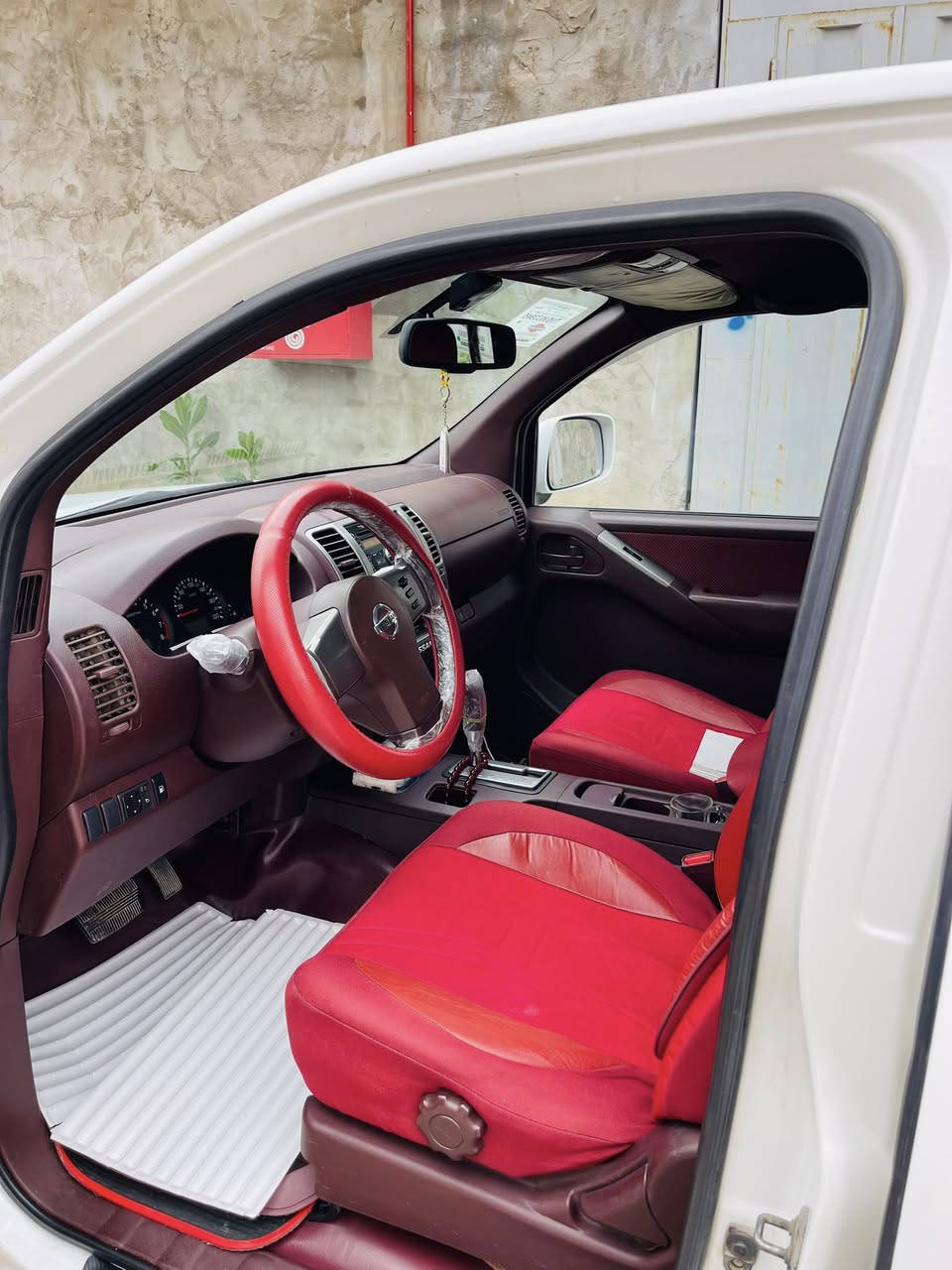 نيسان نڤارا 2010 السيارة جديدة جداً ماشية 145 الف كم مكفولة من الضربة والصبغ والبارد ماعدا مكان صغير بارد الدعامية الخلفية كل النيڤارا ينطخ بهذا  المكان سيارة بلادية محرك بلادي شركة للتواصل الاتصال *********** 
واتس اب ***********
