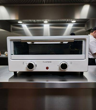 متوفر فرن بيتزا ومشاوي وسمك
الاستخدامات

خبز البيتزا المنزلية حتى 12 بوصة، التوست، المعجنات، الفطائر، البسكويت، والبطاطس

إعادة تسخين الأطعمة بسرعة مع تحمير متساوٍ للسطح

مناسب للمطابخ الصغيرة، السكن الطلابي، والشقق بفضل حجمه العملي

المميزات

قدرة 1350 واط على 220V ~ 50Hz لتسخين سريع وثابت

منظّم حرارة قابل للتعديل 100–230°C (كما في قرص التحكم) لاختيار درجة الخَبز المناسبة

مؤقّت ميكانيكي 0–60 دقيقة مع جرس انتهاء (طبقًا لقرص الوقت في الدليل)

باب أمامي بزجاج مقاوم للحرارة لعرض الخَبز أثناء التشغيل

شبك خَبز معدني لخبز وتحمير الأطعمة، مع صينية بيتزا دائرية 12" مخصص

ابعاد السيباية طول 33سم عرض 28

قطر الصينية: 32 سم


**إذا كنت صاحب هذا الإعلان وتريد حذفه لأي سبب، رجاءا أرسل رسالة إلى الدعم الفني**