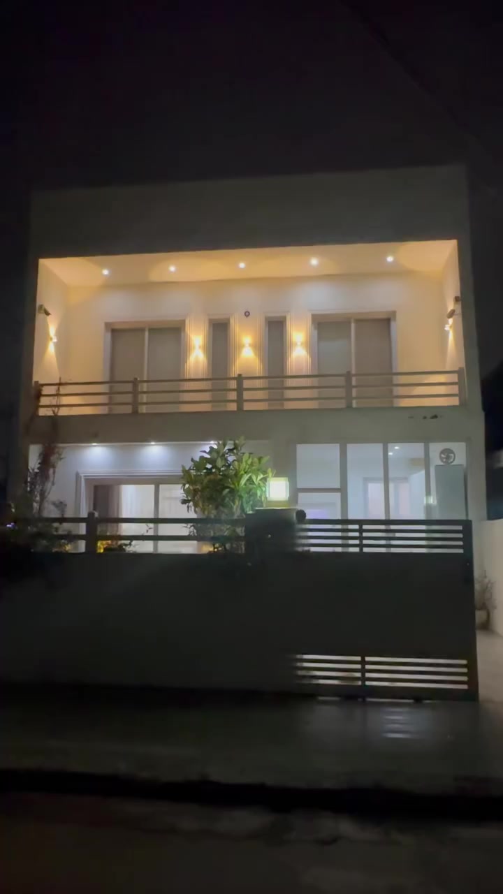 � خانوو بۆ فرۆشتن – ئەندازیاران

📍 ژمارەی خانوو: BG11
📐 ڕووبەر: 160 مەتر چوارگۆشە
🏠 دیزاین: روکن – دوو نهۆم
🧭 ڕووگەی: ڕۆژهەڵات و قیبلە

🛣 لە سەر دوو شەقامە (بەردەم و تەنیشت) بە پانایی 15 مەتر
🌳 بەردەم و تەنیشتی حەدیقەیە، لە بەرامبەریش حەدیقە و گەراجێکی گەورە هەیە

🛋 وردەکاری ناوەوە:
• میوانخانەی گەورە
• چێشتخانە + هۆڵ
• 4 ژووری نووستن

🏗 تایبەتمەندییەکان:
• سەقف مەغریبی
• ئەردی دار (پارکێت)
• دیکۆری جیاواز بۆ هەر نهۆمێک
• ژوورەکان سپلێتی ئینڤێنتەریان تێدایە

🛋 خانووەکە بە تەواوی ئەساس دەفرۆشرێت
(ئەساسەکان لە کۆمپانیاکانی دیوان و ئاشلی کڕدراون)

✅ هیچ خەرجییەکی تر پێویست ناکات

💰خزمەتگوزاری: 36 هەزار
0750 254 2001
0775 984 2001
—————————————————————————
 منزل للبيع – ئەندازیاران

📍 رقم المنزل: BG11
📐 المساحة: 160 م²
🏠 التصميم: ركن – طابقان
🧭 الواجهة: شرقية

🛣 يقع على شارعين (أمام وجانب) بعرض 15 متر
🌳 أمامه وجانبه حديقة، ومقابله حديقة مع كراج كبير

🛋 التفاصيل الداخلية:
• صالة ضيوف كبيرة (5×6 متر)
• مطبخ + هول
• 4 غرف نوم

🏗 المواصفات:
• السقف مغربي
• الأرضيات من الخشب (باركيه)
• ديكور مختلف لكل طابق
• الغرف مجهزة بـ سبليت إنفرتر

🛋 يُباع المنزل مفروش بالكامل
(الأثاث من شركتي ديوان وآشلي)

✅ لا يحتاج لأي مصاريف إضافية

💰 الخدمات: 36 ألف 

0750 254 2001
0775 984 2001
