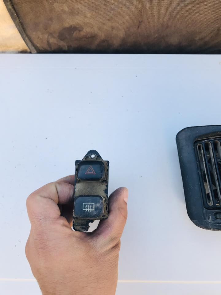 السلام عليكم 
غراض للبيع كورلا نواعم مع اربع بيبان النترا مع صندوق لون بلاديات ابيع شلعة كامله للاستفسار اتصال ع الرقم ***********
