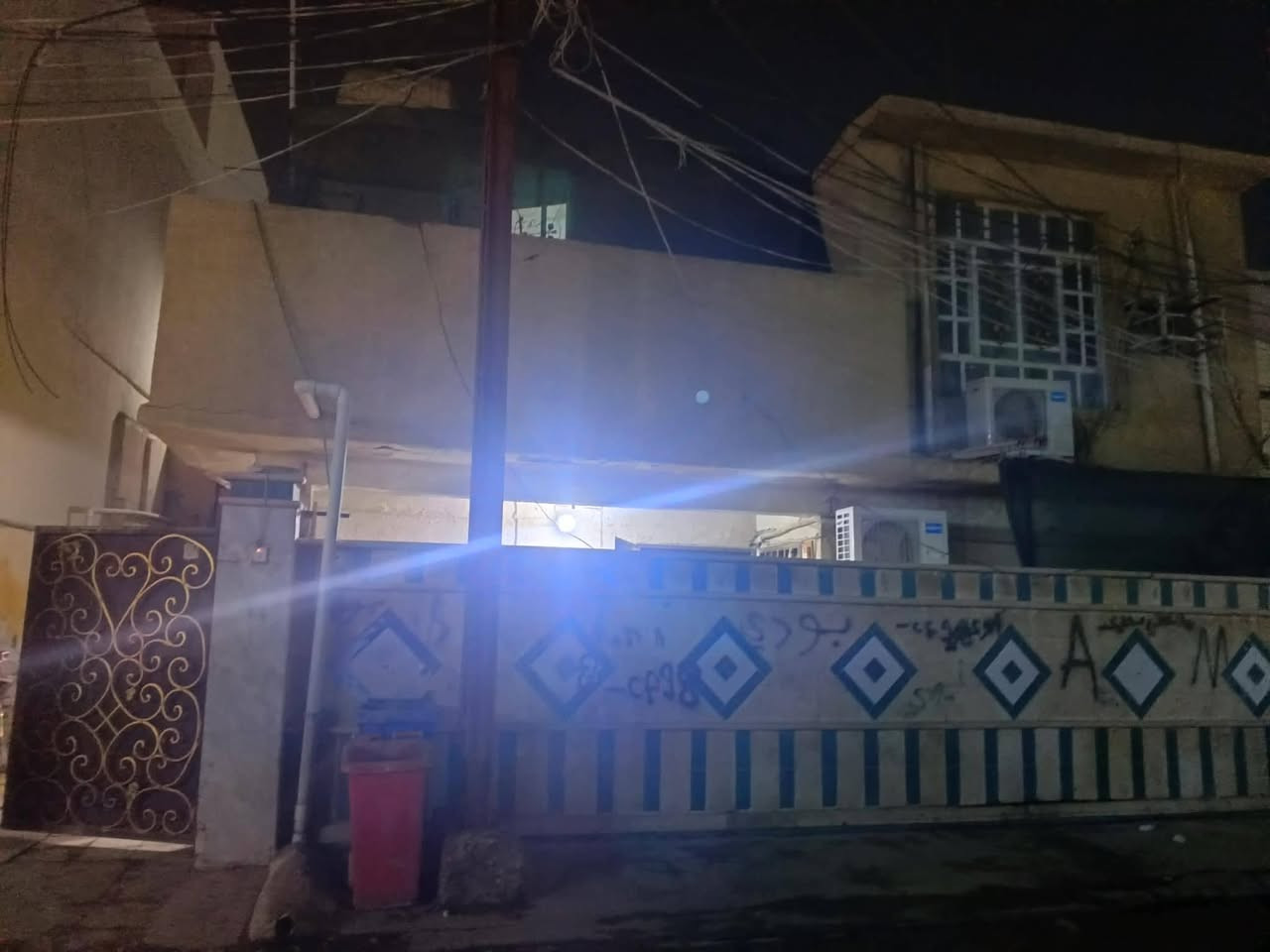 دار للبيع في منطقه حي المعلمين خلف مطعم الالوان م 240 ومشتمل معزول عن البيت الاتصال على الرقم ***********
