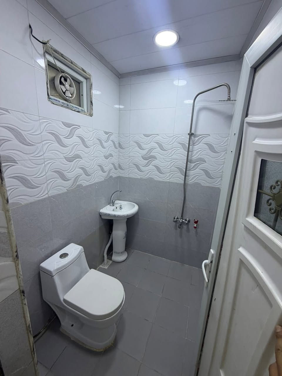 مشتمل للبيع الشعب شارع عدن مقابيل جاتو باريس
المساحه ٧٥ متر واجهه ٣ ونص نزال ٢٠  استقبال وخدمات 

ومطبخ وحمام خارجي وغرفه نوم وحده جوه مع ترك 

الطابق الثاني غرفتين نوم وخدمات بناء ٢٠٢٤ سعر ١٧٥ مليون

معروض بمكتب الكناني ***********
