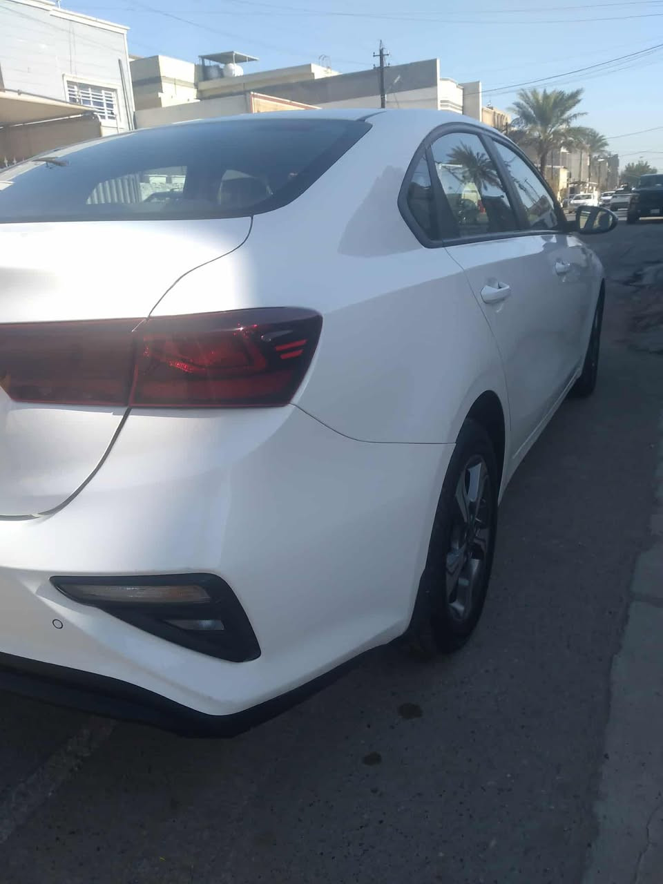 السلام عليكم.                                        للبيع سيراتو خليجي موديل 21 رقم بغداد الجديد بسمي 
ماشيه 65 الف مواصفات السياره مري شفط 5 ويل كب حساس خلفي 
السياره مغلفه كاعيه وكشنات جلد سبير منازل تخم تاير جديد 
السياره بيه بارد شبر بالباب الخلف السايق وشخط بلباب الامامي عكس السايق فقط 
العنوان بغداد الصليخ 
اتصال 📞 ***********
