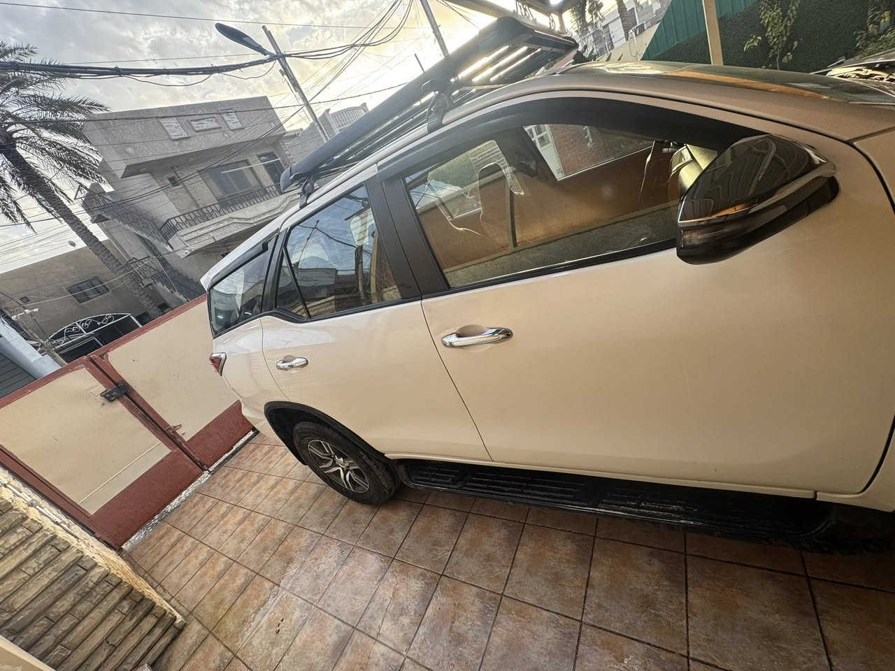 للبيع بدون مراوس 
سيارة تويوتا فورجنر  لون ابيض موديل 2018 
رقم واسط الدولي الجديد
تحويل مباشر 
محرك 2700 الاقتصادي 
4 سلندر 
مع منظومه غاز حكوميه ( مصفى الدورة) 
مواصفات حساسات امامي خلفي 
شاشه 
مانع انزلاق 
تحكم استيرن 
7 راكب. 
صبغ حزام 
بدون بجم بدون ايرباكات سليمه 
ضربه باب وجاملغ فقط 
السياره نظيفه جدا بمعني الكلمه 
ماشيه 152 الف كم. حقيقي 
تخم اطارات جديدة قبل عشره ايام 
حداديه وصدر وكير ومحرك سليم جدا 
مع سونار اذا تحبون ارسله على الواتس اب. 
المكان بغداد الدورة 
***********
السعر 220 ورقه قابله للتفاوض 
بدون زحمه الشراي يتصل
