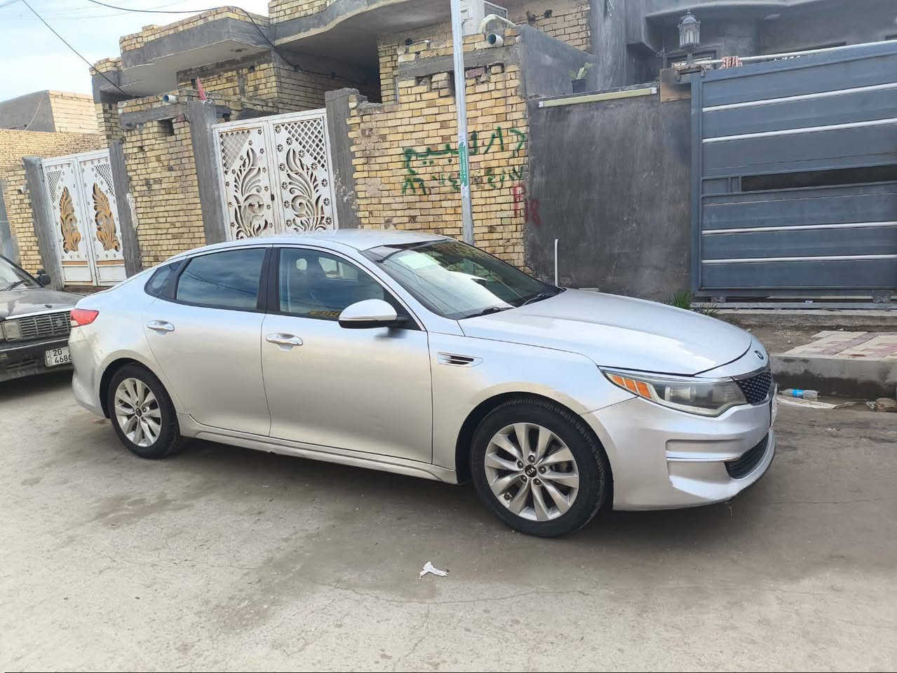 🚗 للبيع: كيا أوبتيما 2017 (وارد أمريكي) - نظافة واستخدام شخصي 🚗
السلام عليكم..#أنا مكلف بالنشر#
للبيع سيارة كيا أوبتيما موديل 2017، السيارة نظيفة جداً وشغلة جناي (استخدام شخصي)، وجاهزة من كلشي:
📌 المواصفات والتفاصيل:
الموديل: 2017.
الحادث: ضربة خشم البنيد فقط (حادث بسيط جداً)، ومصبوغ البنيد صبغ درجة أولى للتوحيد فقط.
السيارة: استخدام شخصي ومحافظ عليها، يعني مو مال معرض ولا شغل.
التحويل: المداور (التحويل) ثاني يوم مباشرةً، يعني أوراقها كاملة وجاهزة.
المميزات: شاشة أندرويد كبيرة، تحكم ستيرين، كاميرا، داخلية لونين، السيارة جاهزة من ناحية صدر ومحرك وتخم تاير.
💰 السعر: 142 ورقة (14,200$) وبيها مجال قليل جداً للشراي الطيب.
⚠️ تنبيه: إخواني أنا مكلف بالنشر فقط، لا تراسلوني على الخاص لأن ما عندي باقي التفاصيل.
للاستفسار والشراء، يرجى الاتصال بصاحب السيارة مباشرة:
📞 رقم الهاتف: [‏‪0783 000 7975‬‏]
