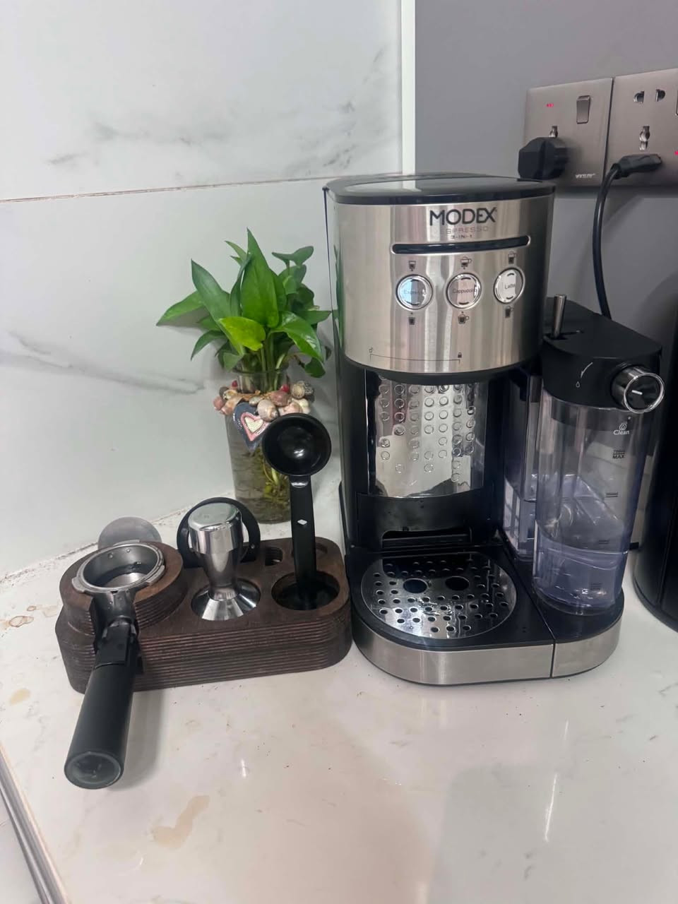 مكينه مودكس بريطاني ☕️

نضافه 99مع ملحقاته 

سعره200 وبي مجال بسيط 

بغداد الدوره ***********
