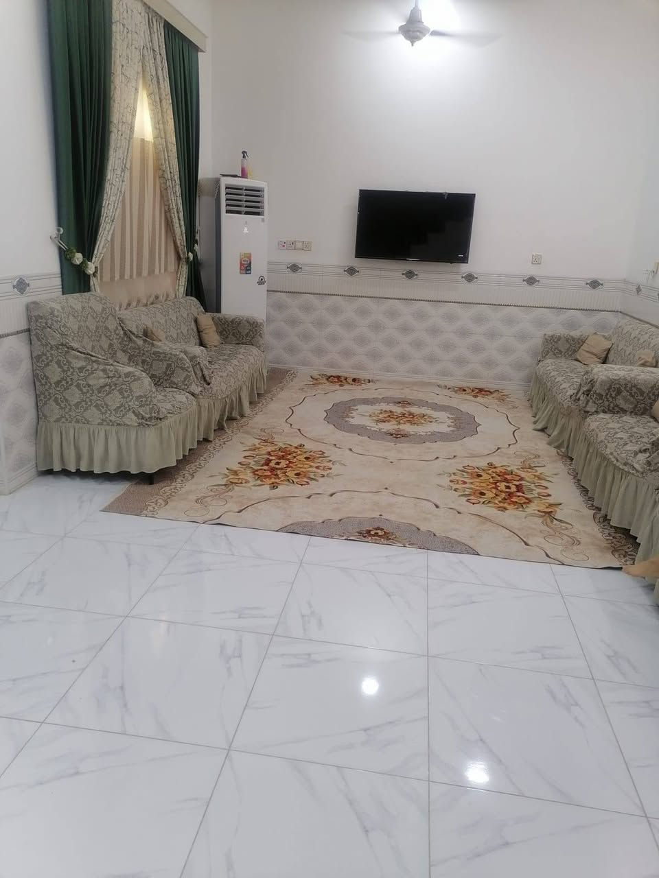 السلام عليكم بيت للبيع المساحه 250متر طابقين بناء درجة اولى يتكون من خمسه غرف و نظام سويت ومطبخ حار بارد وكافه الخدمات متوفره السعر 135بدون اسكان وطلب الاسكان 39باقي يتحول باسم المشتري  وبيه مجال ***********
