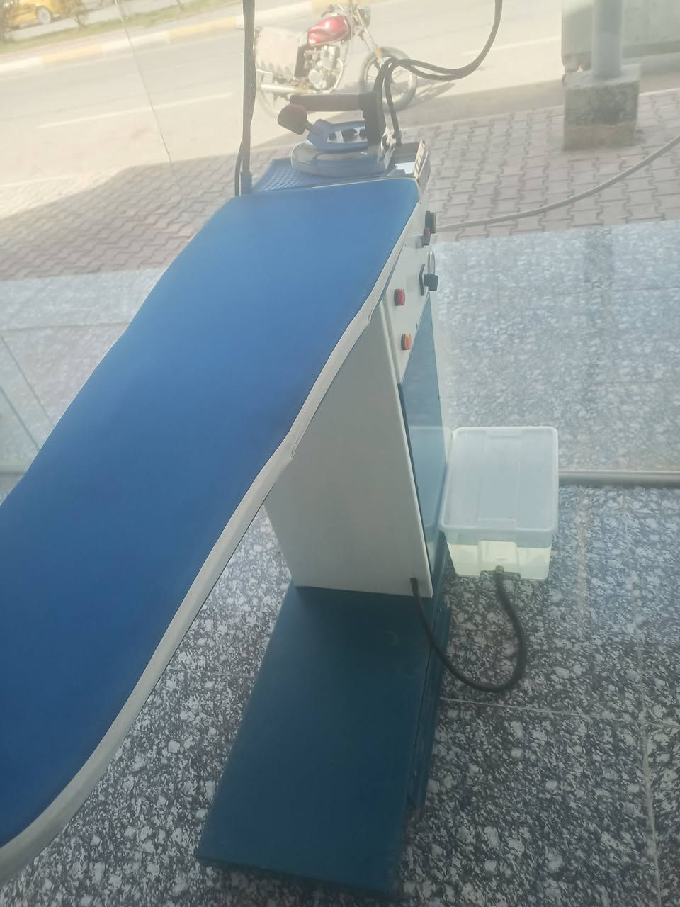 السلام عليكم غراض مكوى ما مستخدمات ابد. كله جديد للبيع غساله ونشافه 10كيلو امريكي. ونورفه. مع اوتي.
حماله ملابس. منضفات. للاستفسار. ***********
