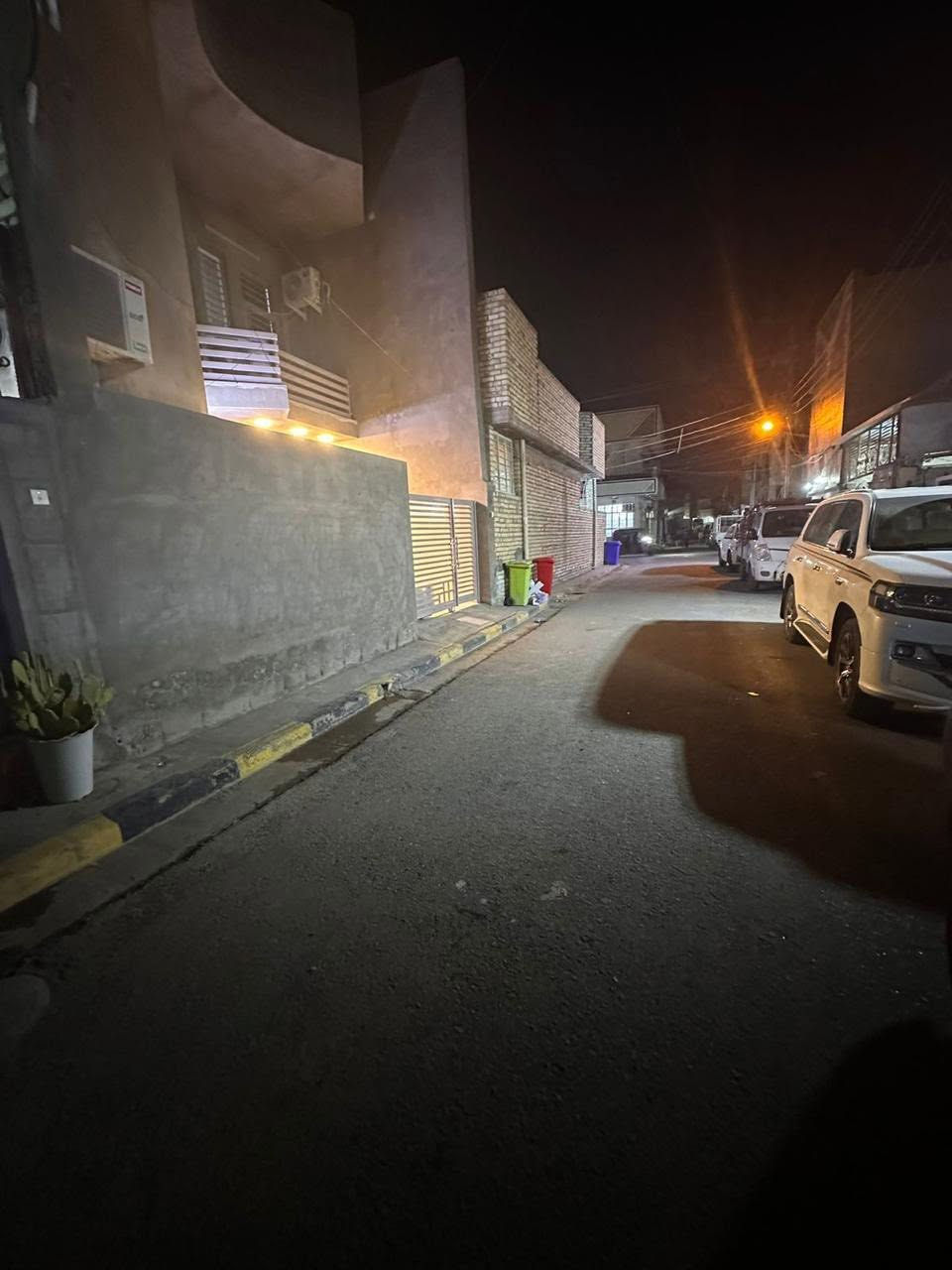 السلام عليكم بيت للبيع مساحه 150 متر
موقع : بلديات ضياء الحلفي مدخل بانزين خانه يحتوي البيت على 3 طوابق وسطح امامي خلفي 4 غرف نوم 4 صحيات واستقبال وصاله في طابق الارضي وصاله في طابق ثاني مطبخ وكراج البيت كامل لا يحتوي على اي نواقص لل استفسار 0775558651


**إذا كنت صاحب هذا الإعلان وتريد حذفه لأي سبب، رجاءا أرسل رسالة إلى الدعم الفني**