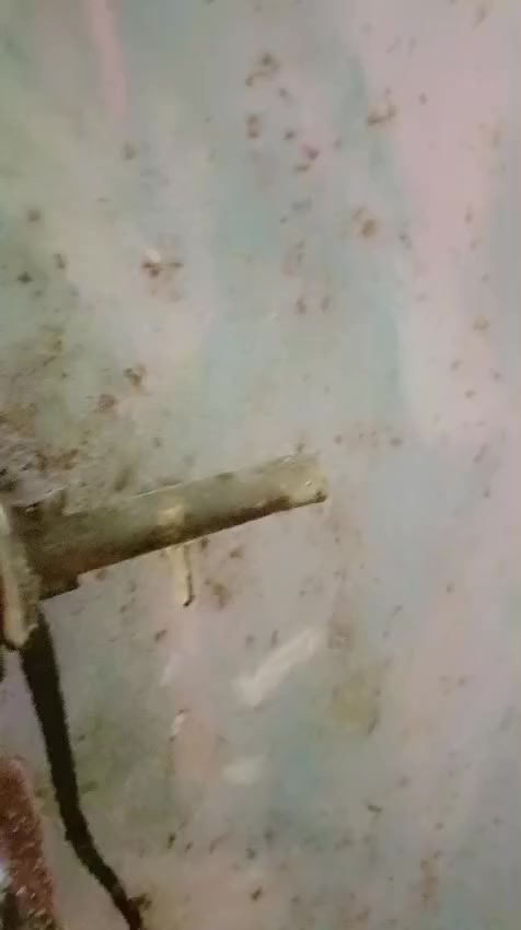 السلام عليكم  بيت للبيع بشارع ١٥ بين الشيشان والوسط مساحه 150 متر بيه غرفه واستقبال وترك وممر مساحه كلش جبيره مع غرفه اخشاب تبقه وياه الي يحب يتفضل خاص سعره 42 بيه مجال بسيط ***********
