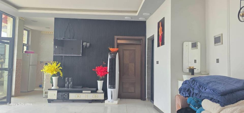مزرعه للبيع مساحه 700 متر وجها 15 متر بيها غرفه وصاله ومطبخ وحمامات داخليه وخارجيه جاهزه تباع معا الثاث سند 25 مداور ع طريق الدغارة ديوانيه خلف مطعم 🍴 واثق بلمزارع  تبعد عن التبليط 100 متر ***********
