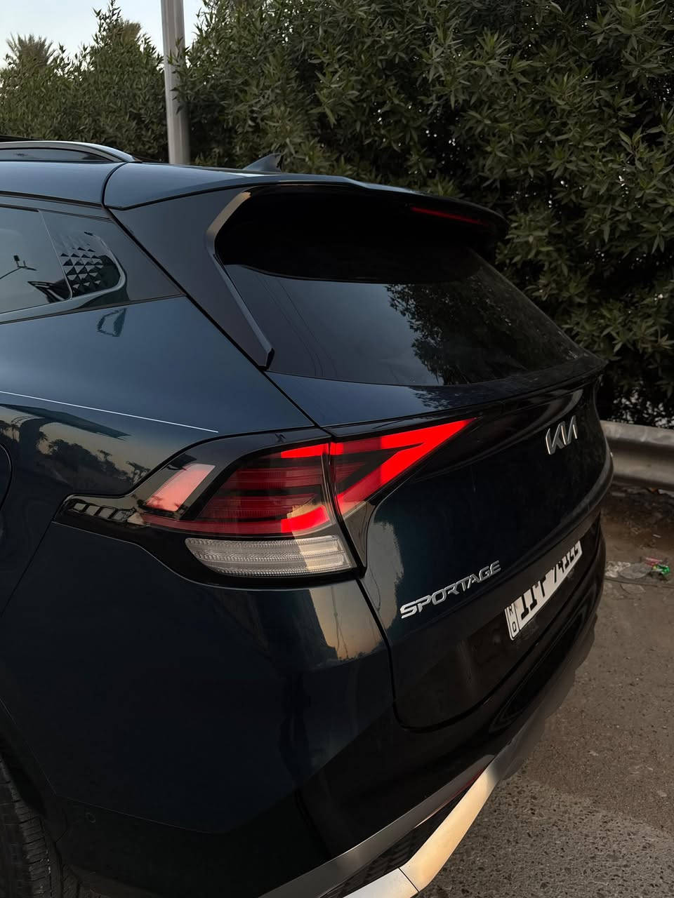 كيا سبورتج SX  2025 بريستيج هايبرد – أعلى فئة (Hybrid SX Prestige)كامل مواصفات لون مميز

وارد امريكي

حادث خفيف جاملغ امامي فقط مبدل بقطعة بلادية نفس اللون  مطابق وكل المعلومات موجودة

صور للحادث مُرفقة بل منشور  

 محرك 1.6 لتر توربو + نظام هجين كهربائي (هايبرد)                              

ناقل حركة 6 سرعات أوتوماتيك مع نظام Shift-by-Wire 

 دفع رباعي AWD قياسي 

بطارية ليثيوم أيون لمساعدة الهايبرد   

استهلاك وقود ممتاز اكثر من 700كم للتفويلة
       

نظام تثبيت سرعة ذكي + Adaptive Cruise Control 

نظام مساعدة تجنب الاصطدام (رادار)الأمامي + تحذير    المشاة  

تشغيل كاميرا امامية تلقائي ￼

 نظام مراقبة النقطة العمياء Blind-Spot Assist ￼

 كاميرا محيطية 360° + حساسات أمامية وخلفية ￼

 نظام الحفاظ على المسار + مراقبة السائق ￼

 نظام فرامل ABS + Hill-Hold + Assist 

شاشة معلومات وترفيه كبيرة + 2 شاشات أمامية 
Apple CarPlay + Android Auto       

 نظام ملاحة مدمج مع شاحن لا سلكي￼

 مكيف هواء أوتوماتيكي مزدوج المناطق 
Sunroof / Moonroofسقف بانورامي￼

 مفتاح ذكي + زر تشغيل مع تقديم وترجع عن بعد  ￼

 نظام صوتي هارمن كاردن  

دشبول كاربون فايبر بلادي

مصابيح LED تلقائية مع تشغيل/إطفاء أوتوماتيكي

 مرايا جانبية مع إشارات LED 

باب خلفي كهربائي Hands-Free 

5 مقاعد فاخرة مريحة جدًا للسائق والركاب

   مقاعد أمامية كهربائية بالكامل مع ذاكرة للسائق (Driver Memory) حفظ وضعيتين للجلوس￼

مقاعد أمامية وخلفية من الجلد مُدفأة ومهواة (Heating & Ventilation) للراحة في الصيف والشتاء.  ￼

 تنظيم دعم القطنية 10-way (السائق) لتحسين وضعية الظهر في الرحلات الطويلة.  ￼

 المقصورة الداخلية بلون أسود أنيق مع لمسات معدنية ولمسات Piano Black 

عجلة قيادة جلدية مدفأة مع أزرار تحكم ذكية للميديا والرحلات مع هزاز للتحذير 

 ￼زر تشغيل ذكي + دخول بدون مفتاح (Keyless Entry/Start).  ￼مساحات تخزين متعددة: في الأبواب، تحت الذراع، حاملات أكواب، ومساحة تخزين كبيرة.  ￼

صندوق حفظ نظارات + مخارج USB/12V متعددة في الأمام والخلف.  ￼

مرايا مكبرة مع إضاءة للراكب والسائق على الستائر الواقية.  

اربع وضعيات للقيادة ايكو سبورت سمارت سنو

لمعرفة السعر أتصل  ***********
